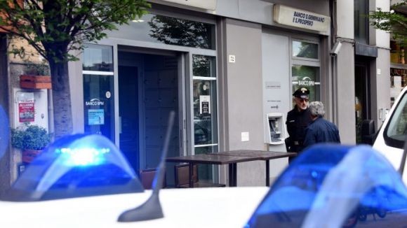 i carabinieri davanti alla banca (foto Migliorini)