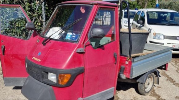 l'Apecar con il carico di sabbia